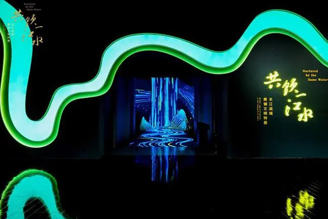 图片包含 游戏机, 灯光, 食物
描述已自动生成