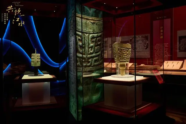 图片包含 室内, 桌子, 房间, 电脑
描述已自动生成