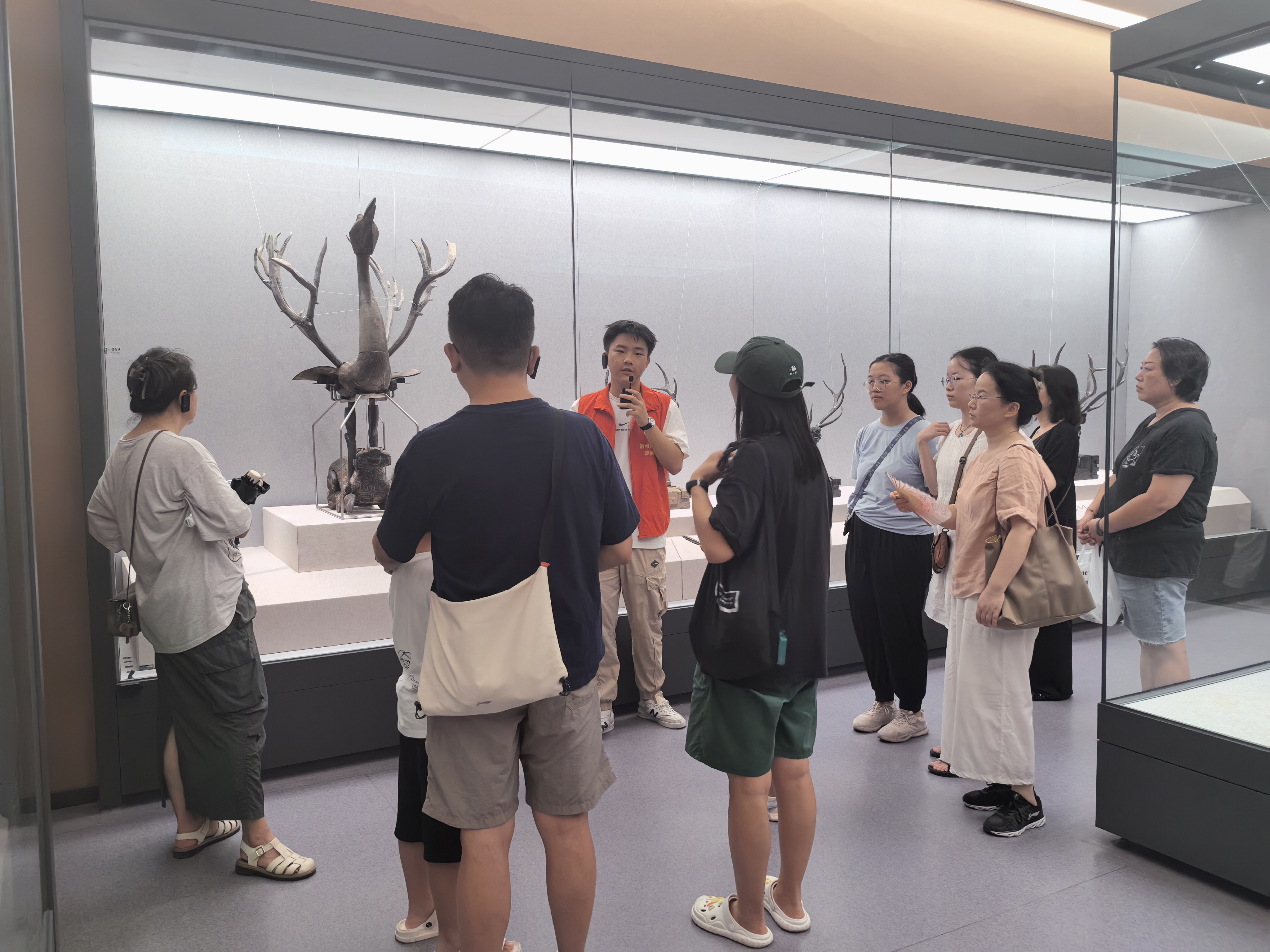 1723281688307356.jpg 志愿者讲解员带大家参观漆器展1.jpg