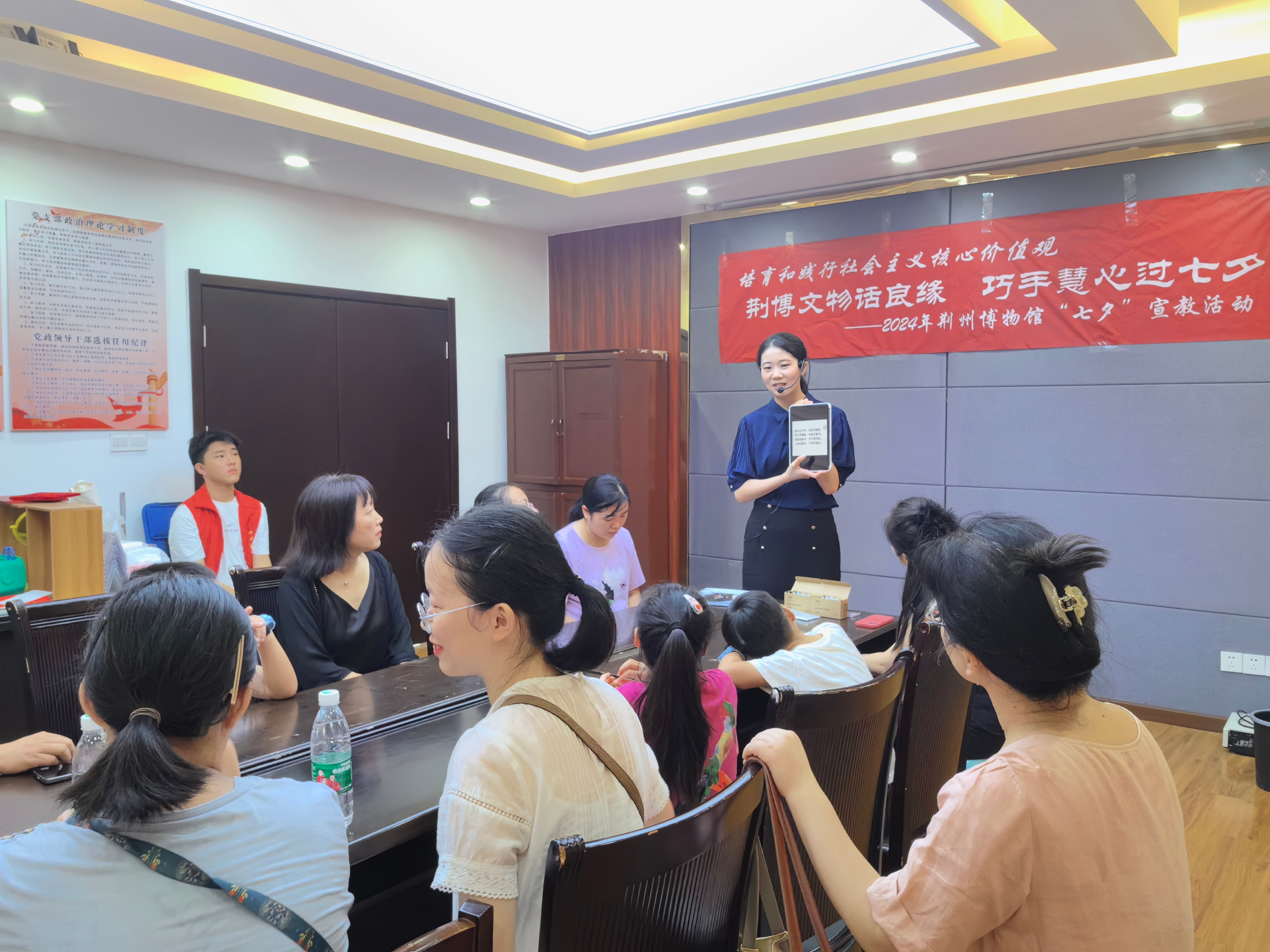 1723281739577990.jpg 讲解员与观众分享传统文化中的爱情故事1.jpg