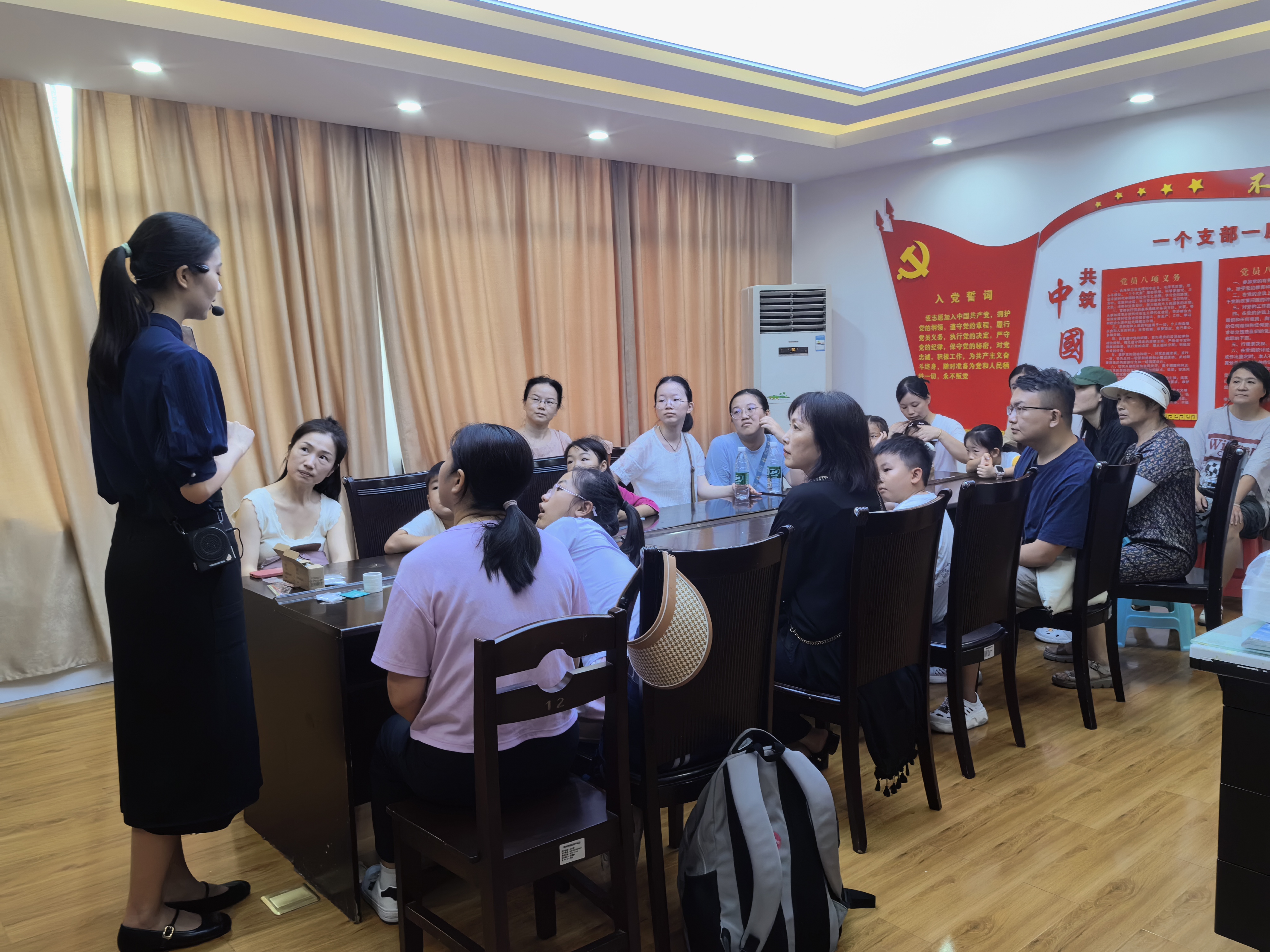 1723281766960189.jpg 讲解员与观众分享传统文化中的爱情故事3.jpg