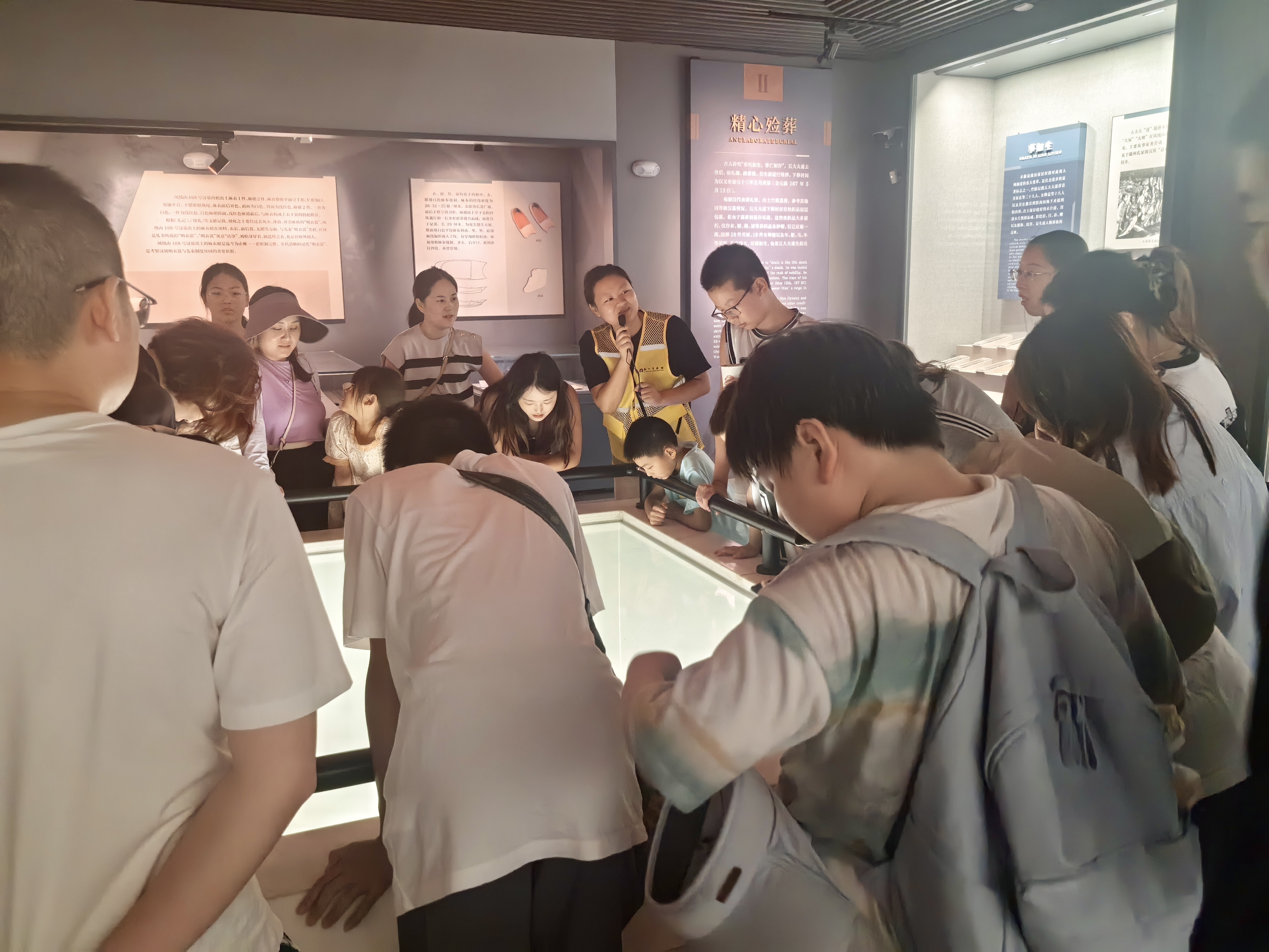 1.志愿者为游客讲解珍品馆.jpg