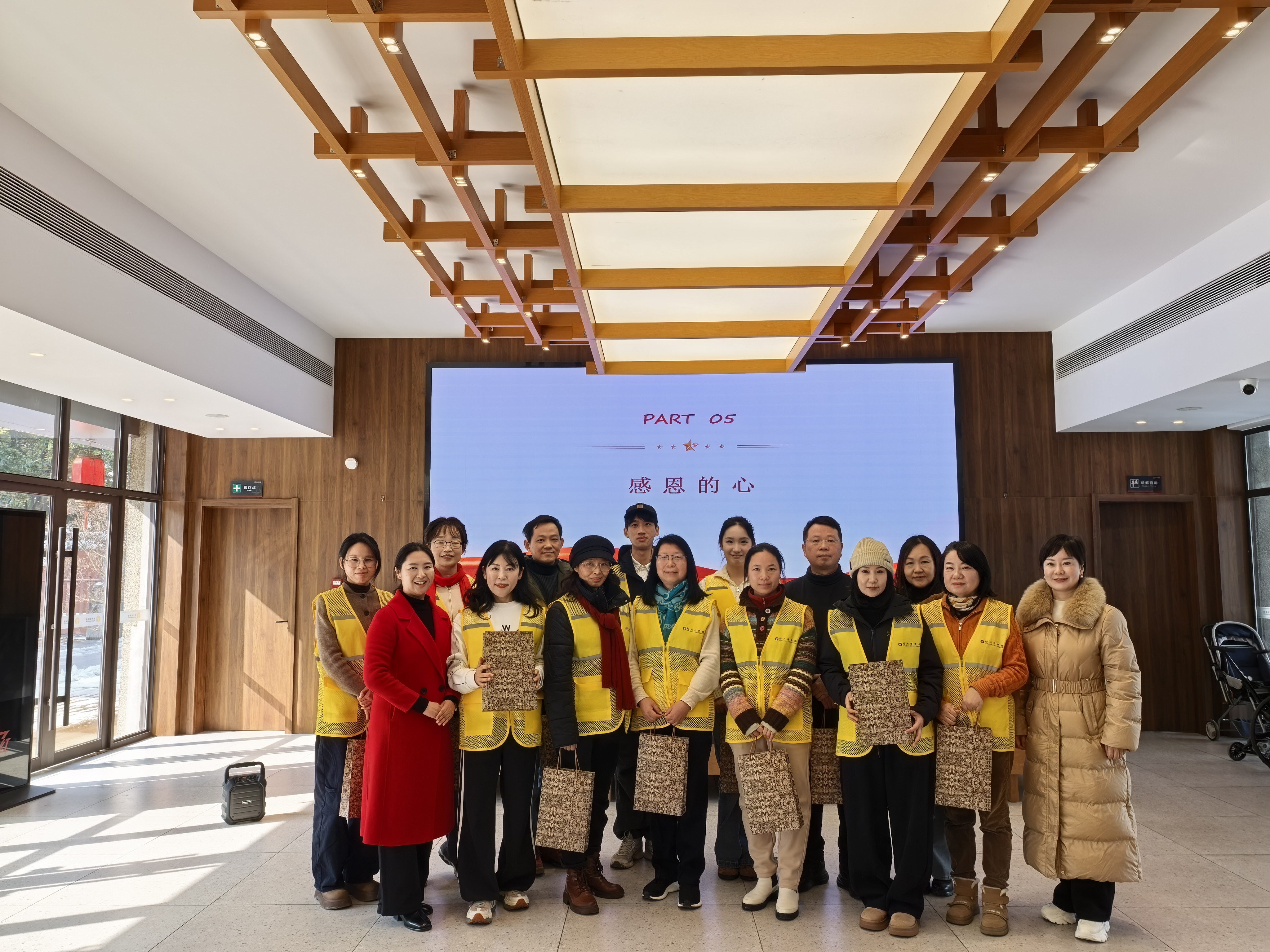 为志愿者赠送文创礼品.jpg